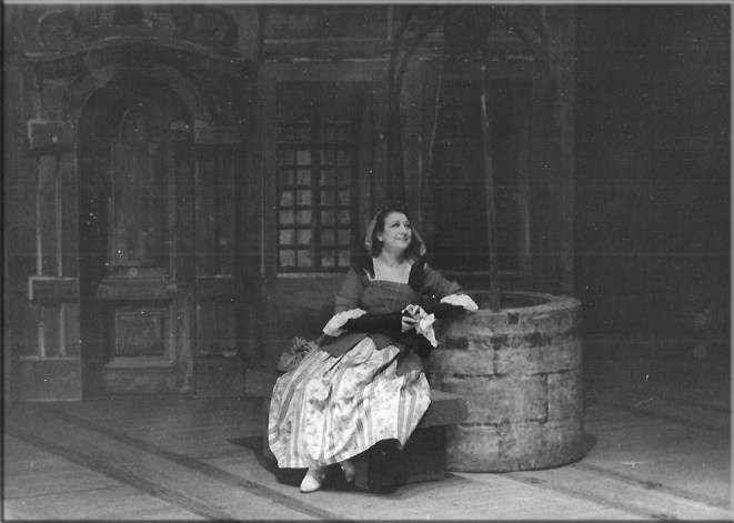 Vina Bovy campant une Manon réfléchie, mais vaillante au Ier acte de l'opéra de Jules Massenet.