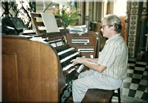 Pierre

Giroud à l'orgue de la cathédrale Saint-Louis de

Fort-de-France