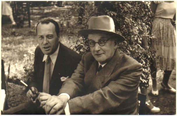 André d’Arkor et Marcel Claudel en juin 1950 dans le jardin de la famille Corneil de Thoran, garden party suivant le gala commémorant le 300ème anniversaire de la Monnaie en 1950.