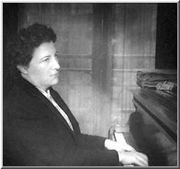 Marguerite Canal à son piano, en 1951 (coll. Jacques Lunet)