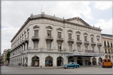 La Havane: le cinma Payret, en 2009.