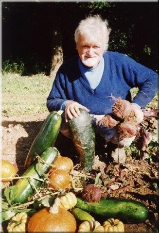 Germain Desbonnet dans son jardin potager, octobre 2002
