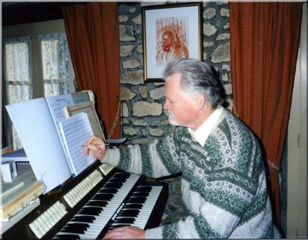 Germain Desbonnet à son orgue de Kervictoire, 1997