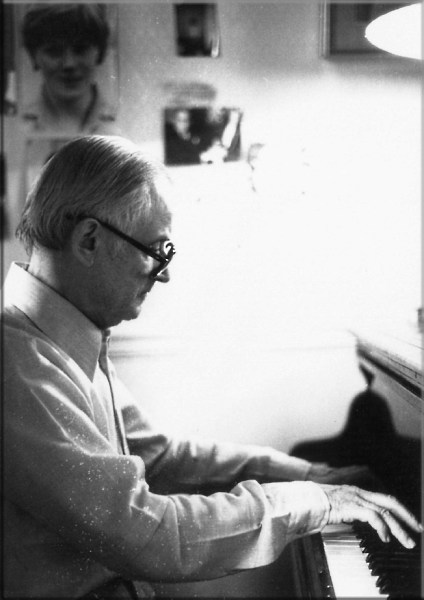 Georges Friboulet, au piano (1975)