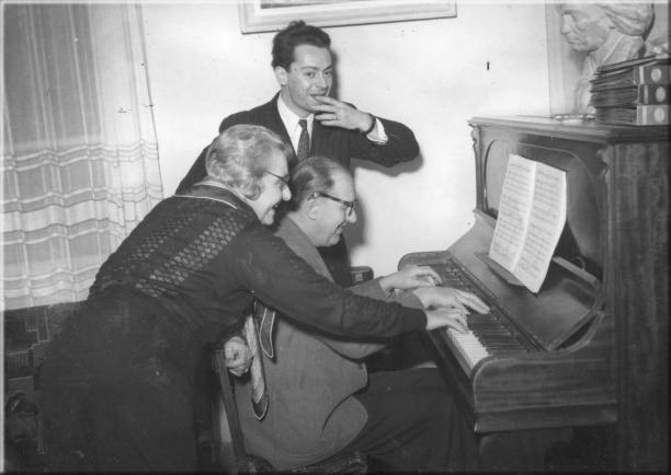 Marie-Louise Boëllmann, Claude Delvincourt (au piano) et Pierre Germain .