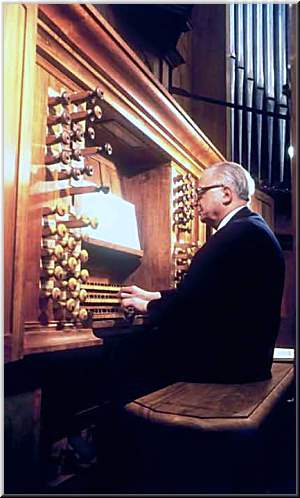 Jean Giroud, à l'orgue de St-Louis de Grenoble