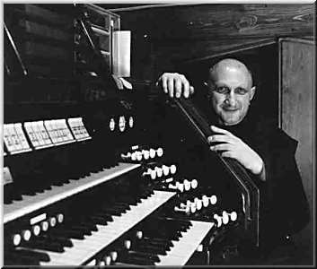 Dom Clément Jacob à l'orgue de l'abbaye d'En Calcat ( © abbaye En Calcat )