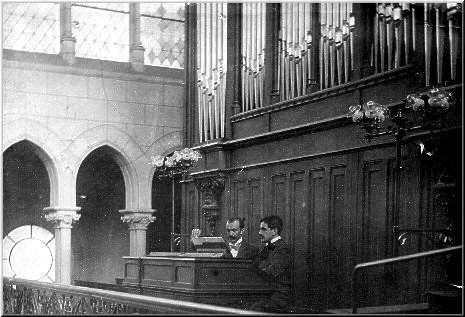 Pierre Kunc  l'orgue de la chapelle de l'cole Ste Genevive