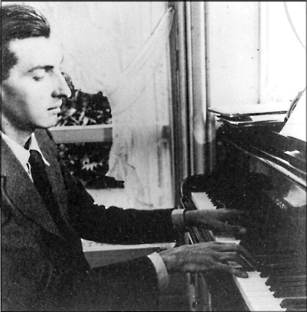 Pierre Maillard-Verger au piano, Villa Il Paradisio, Nice, 1942