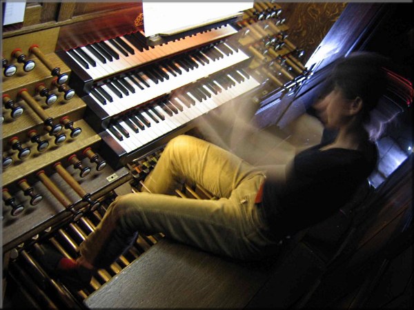 Marina Tchebourkina à l'orgue de l'Abbaye-aux-Hommes de Caen 