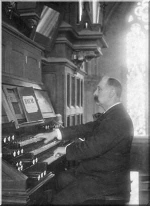Émile Martin à la console de l'orgue Cavaillé-Coll de Saint-Léon de Nancy