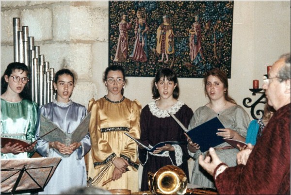 Les Escholiers de Sainte-Genevive au chteau de Nieul-les-Saintes, juillet 1993