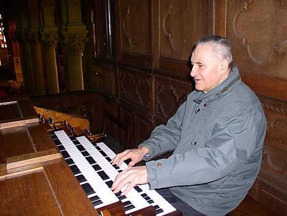 Guy Jeaugey,  la console de l'orgue du Sacre-Coeur de Nancy