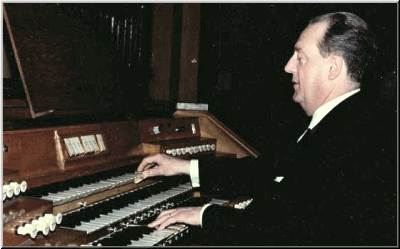 Georges Robert à l'orgue de l'INJA