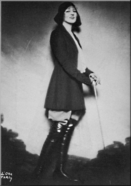 Ida Rubinstein en tenue de cavalière (© coll. particulière, avec l'aimable autorisation de l'auteur)