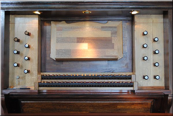 Chapelle Saint-Robert de Baillif : console de l'orgue