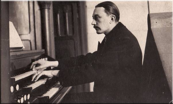 douard Souberbielle  l'orgue de l'glise Notre-Dame-de-la-Croix, Paris 20e, vers 1930 