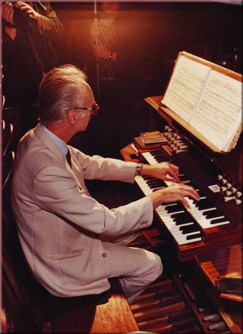 Léon Souberbielle, à la console de l'orgue de choeur de Notre-Dame de Paris