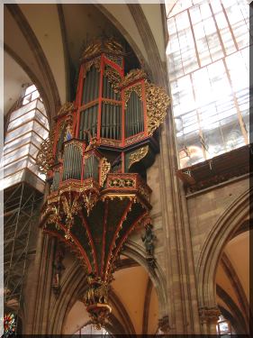 Strasbourg : cathédrale Notre-Dame, grand-orgue suspendu Alfred Kern (1981) dans buffet du XVe siècle, et orgue de chœur Joseph Merklin, 1878