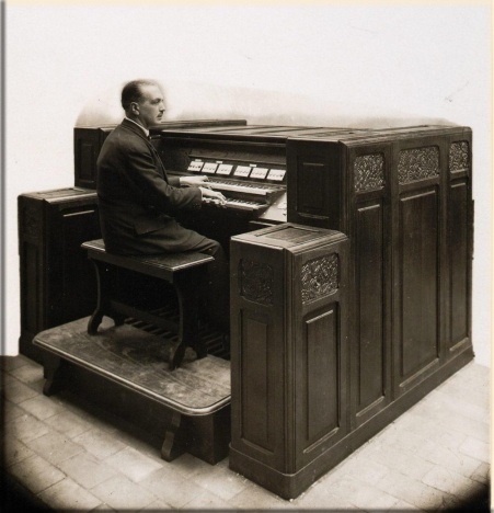 Charles Tournemire, à l'orgue électronique Coupleux-Givelet, église de Villemomble (1931)