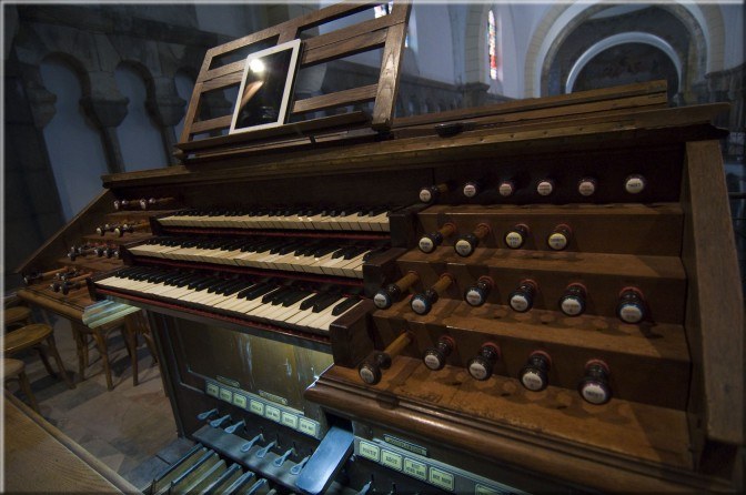 Cathdrale de Tunis : console de l'orgue
