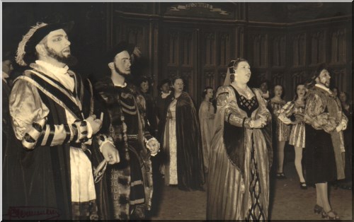 Huberte Vecray dans le rôle de Catherine d’Aragon