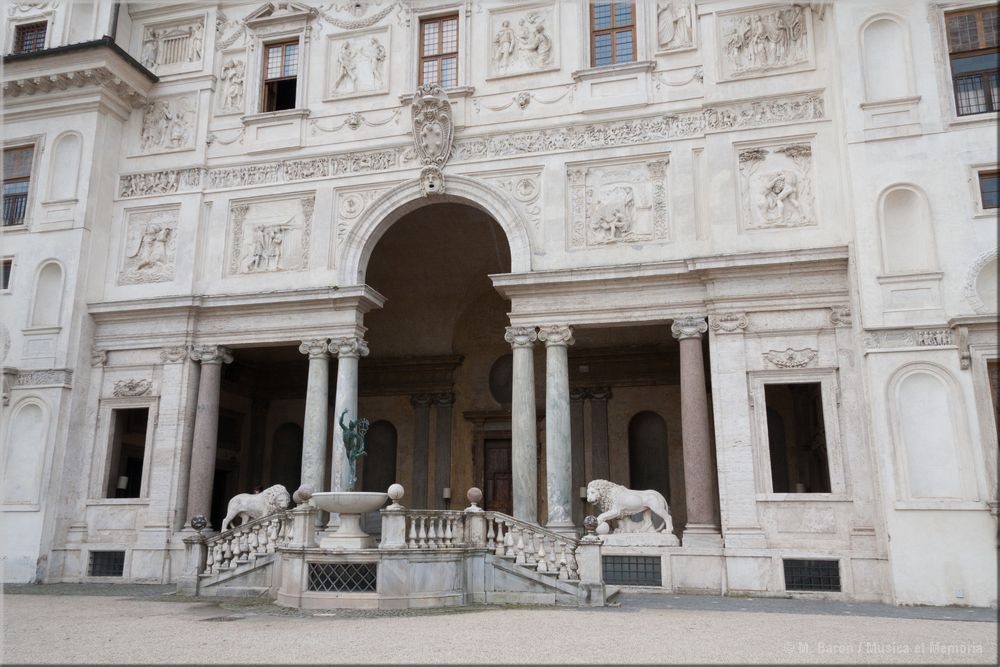 De nombreuses statues qui taient dans les niches ont t transfres dans des muses de Rome