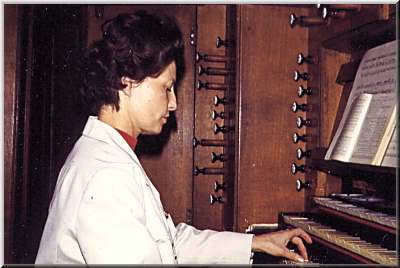 Denise Chirat-Comtet à l'orgue de la cathédrale St-Louis de Versailles, 1970.