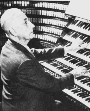 Marcel Dupré aux claviers de l'orgue Wanamaker de Philadelphie.